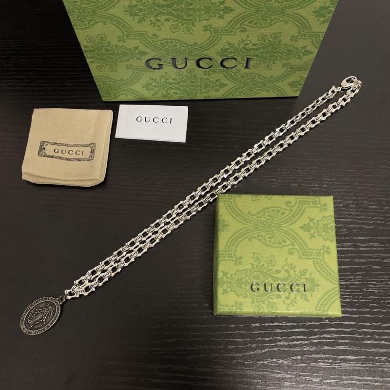 G*u*i necklaces
